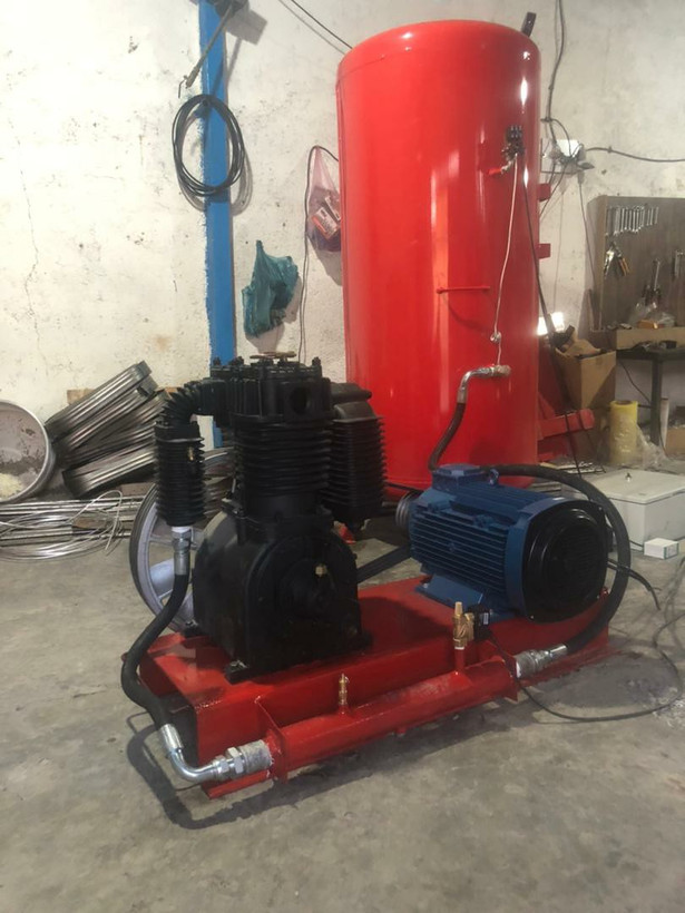 کمپرسور 1000 لیتری ۴ تسمه ایستاده ۱۰ اسب سه فاز تکنو صنعت مدل 1000L